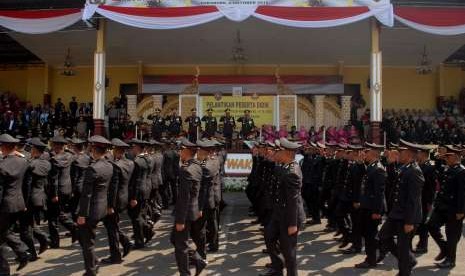 Sejumlah perwira baru memberikan penghormatan kepada para pejabat tinggi Mabes Polri di tribun kehormatan saat defile pasukan di Lapangan Soetadi Ronodipuro Setukpa Polri, Sukabumi, Jawa Barat, Selasa (2/10).