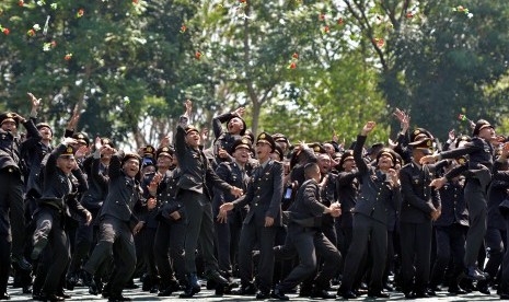 Sejumlah perwira remaja Polri melemparkan bunga ke udara setelah dilantik oleh Presiden Joko Widodo pada upacara Prasetya Perwira (Praspa) TNI-Polri 2015 di Lapangan Bhayangkara Akademi Kepolisian (Akpol) Semarang, Jateng, Kamis (30/7). 