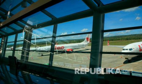 Sejumlah pesawat dari beberapa maskapai penerbangan diparkir di Apron Bandara El Tari Kupang, NTT,Selasa (28/4/2020). Setelah pemerintah melarang penerbangan khusus angkutan penumpang mencegah penyebaran COVID-19 aktivitas di satu-satunya bandara internasional di NTT itu tampak sepi. 