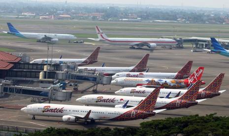 Sejumlah pesawat dari berbagai maskapai parkir di Apron Bandara Soekarno Hatta, Tangerang, Banten, Jumat (7/5/2021). 