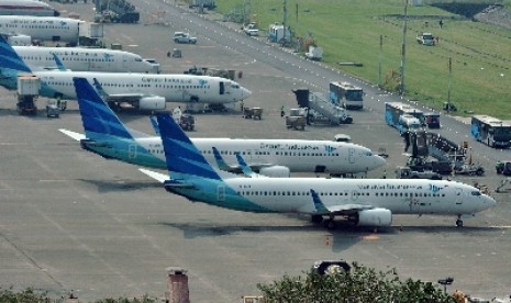 Sejumlah pesawat milik maskapai Garuda Indonesia terparkir di areal Bandara Internasional Soekarno Hatta, Tangerang, Banten. 