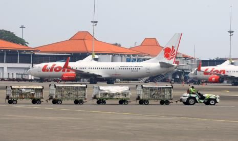 Sejumlah pesawat terparkir di apron Terminal 1 Bandara Soekarno Hatta, Tangerang, Banten, Ahad (18042021). Indonesia Nastional Air Carriers Association (INACA) meminta pemerintah untuk membebaskan biaya parkir pesawat di seluruh bandara yang dikelola Angkasa Pura I dan Angkasa Pura II karena imbas dari kebijakan larangan mudik 2021.