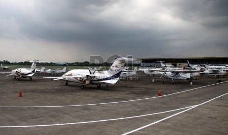    Sejumlah pesawat terparkir di Bandara Halim Perdana Kusuma, Jakarta, Selasa (7/1).    (Republika/Yasin Habibi)