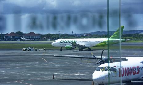 Sejumlah pesawat udara parkir di apron Bandara Internasional I Gusti Ngurah Rai, Badung, Bali.