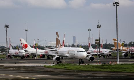 Sejumlah pesawat udara terparkir di Bandara Soekarno Hatta, Tangerang, Banten, Rabu (20/4/2022). 