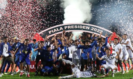 Sejumlah pesepak bola Arema FC merayakan saat penyerahan piala usai mengalahkan Borneo FC dalam leg kedua final Piala Presiden 2022 di Stadion Segiri, Samarinda, Kalimantan Timur, Ahad (17/7/2022). Arema FC berhasil menjadi juara Piala Presiden 2022 setelah menang dengan aggregat 1-0 atas Borneo FC. 