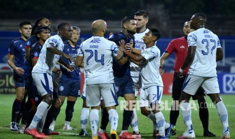 Sejumlah pesepak bola Arema FC dan Persib Bandung bersitegang saat pertandingan Liga 1 di Stadion I Gusti Ngurah Rai, Denpasar, Bali, Rabu (9/3/2022). Persib Bandung berhasil mengalahkan Arema FC dengan skor 2-1 