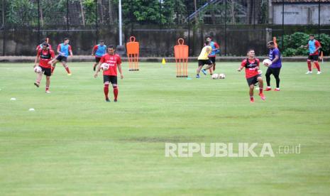 Sejumlah pesepak bola Bali United mengikuti latihan di Lapangan Karya Manunggal, Denpasar, Bali, Senin (8/2/2021). Bali United memulai latihan perdana di tahun 2021 sebagai persiapan tim untuk mengikuti AFC Cup 2021 dan kompetisi Liga 1 dengan menerapkan protokol kesehatan untuk mencegah pandemi COVID-19. 