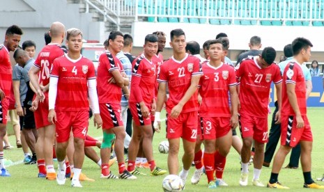 Sejumlah pesepak bola Becamex Binh Duong melakukan sesi latihan di Stadion Pakansari, Bogor, Jawa Barat, Selasa (25/6/2019). 