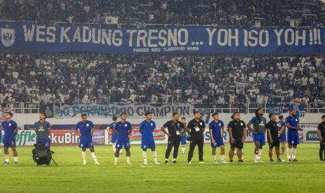 Sejumlah pesepak bola dan staf pelatih PSIS Semarang memberi penghormatan di tengah lapangan kepada suporter mereka usai pertandingan semifinal leg 1 Piala Presiden 2022 melawan Arema FC di Stadion Jatidiri Semarang, Jawa Tengah, Kamis (7/7/2022). PSIS Semarang selaku tuan rumah dikalahkan Arema FC dengan skor 0-2. 