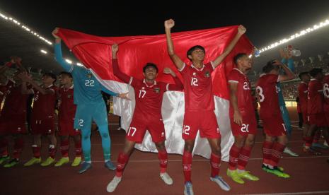 Sejumlah pesepak bola timnas Indonesia U-20 melakukan selebrasi usai menang melawan Vietnam pada pertandingan babak kualifikasi Piala Asia U-20 2023 Grup F di Stadion Gelora Bung Tomo, Surabaya, Jawa Timur, Ahad (18/9/2022). Indonesia menang melawan Vietnam dengan skor akhir 3-2. 