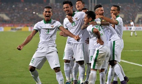  Sejumlah pesepak bola Indonesia melakukan selebrasi usai unggul dari Vietnam pada babak semi final putaran kedua AFF Suzuki Cup 2016 di Stadion Nasional My Dinh, Hanoi, Vietnam, Rabu (7/12).