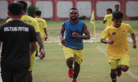 Sejumlah pesepak bola Kalteng Putra mengikuti sesi latihan di stadion Tuah Pahoe, Palangkaraya, Kalimantan Tengah, Sabtu (21/3/2020). 