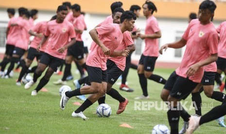 Sejumlah pesepak bola mengikuti seleksi pemain Timnas Indonesia U-19 di Stadion Wibawa Mukti, Cikarang, Bekasi, Jawa Barat, Senin (13/1/2020). 