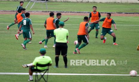 Sejumlah pesepak bola Persebaya berlatih di Stadion Jenggolo, Sidoarjo, Jawa Timur (ilustrasi).