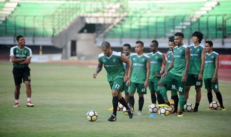 Sejumlah pesepak bola Persebaya Surabaya mengikuti latihan di Stadion Gelora Bung Tomo (GBT), Surabaya, Jawa Timur, Jumat (28/9).