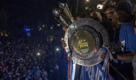 Sejumlah pesepak bola Persib Bandung U-16 mengangkat piala saat perayaan kemenangan di Cafe Persib, Bandung, Jawa Barat, Senin (10/12/2018). Persib Bandung U-16 menjadi juara Elite Pro Academy Liga 1 U-16 2018 setelah mengalahkan Bali United 4-3 melalui adu penalti pada pertandingan final yang berlangsung di Stadion Bumi Sriwijaya, Palembang, Minggu (9/12) lalu.