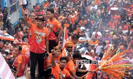 Sejumlah pesepak bola Persija bersama ofisial mengikuti pawai Persija Juara di Jalan MH.Thamrin, Jakarta, Sabtu (15/12). 