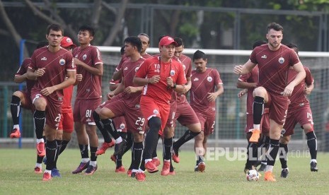 Sejumlah pesepak bola Persija Jakarta berlatih di Lapangan ABC, Kompleks Gelora Bung Karno, Senayan, Jakarta, Senin (14/5).