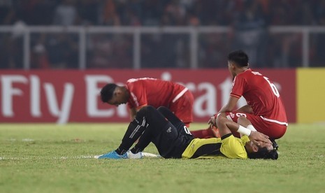 Sejumlah pesepak bola Persija Jakarta meluapkan kekecewaannya usai pertandingan melawan Home United dalam laga leg kedua babak semifinal zona ASEAN Piala AFC di Stadion Utama Gelora Bung Karno, Senayan, Jakarta, Selasa (15/5). Persija dipastikan tersingkir dari Piala AFC setelah kalah 1-3 (3-6).