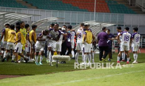 Sejumlah pesepak bola PersitaTangerang melakukan selebrasi kemenangan setelah mengalahkan Persipura Jayapura pada laga Liga 1 di Stadion Pakansari, Kabupaten Bogor, Jawa Barat, Sabtu (28/8/2021). Persita mengalahkan Persipura dengan skor 2-1. 