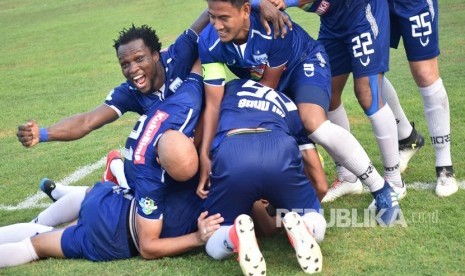 Sejumlah pesepak bola PSIS Semarang melakukan selebrasi usai penyerang PSIS Komarudin mencetak gol ke gawang Persebaya Surabaya dalam pertandingan lanjutan Liga 1 Indonesia di Stadion Moch. Soebroto, Magelang, Jawa Tengah, Ahad (22/7).