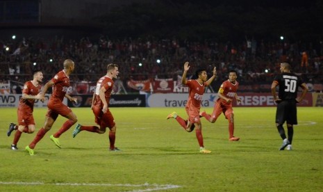 Sejumlah pesepak bola PSM Makassar melakukan selebrasi setelah membobol gawang Persija Jakarta pada laga Liga 1 di Stadion Andi Mattalatta, Makassar, Sulawesi Selatan, Ahad (30/4). Besok PSM akan menjamu Sriwijaya FC.