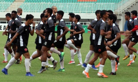 Sejumlah pesepak bola PSM Makassar melakukan sesi latihan di Stadion Pakansari, Bogor, Jawa Barat, Selasa (25/6/2019).