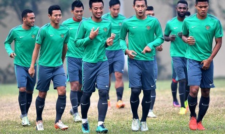 Sejumlah pesepak bola tim nasional Indonesia berlatih di lapangan kompleks Stadion Nasional My Dinh, Hanoi, Vietnam, Senin (5/12). Indonesia akan berlaga tandang menghadapi Vietnam pada babak semifinal kedua Piala AFF 2016, Rabu, (7/12).