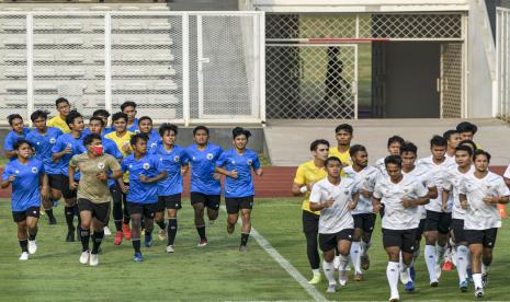 Sejumlah pesepak bola tim nasional Indonesia U-19 berlari saat mengikuti latihan di Stadion Madya, Kompleks Gelora Bung Karno, Senayan, Jakarta, Jumat (7/8/2020). Timnas Indonesia U-19 dan Senior menggelar latihan perdana bersamaan pada masa pandemi COVID-19 dengan menerapkan protokol kesehatan.