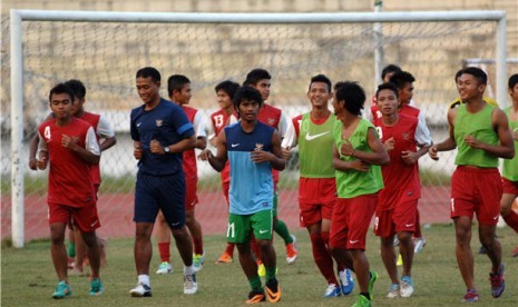  Sejumlah pesepak bola Tim Nasional Indonesia U19 melakukan latihan di Stadion Gelora Delta, Sidoarjo, Jawa Timur. 