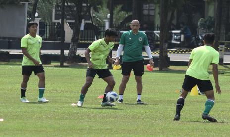 Sejumlah pesepak bola Tim Nasional Indonesia U19 saat latihan di Stadion Tajimalela, Bekasi, Jawa Barat, Selasa (5/7/2022). Latihan tersebut untuk persiapan timnas sepak bola U19 jelang laga Piala AFF U19 melawan Thailand pada 6 Juli 2022. 