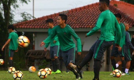 Sejumlah pesepak bola Tim Nasional (Timnas) Indonesia U- 19 melakukan latihan akhir jelang mengikuti kejuaraan Piala AFF U- 18 yang dipusatkan di Karawaci, Tangerang, Banten, Senin (28/8). 