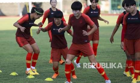 Sejumlah pesepak bola tim nasional wanita China berlatih di arena atletik Jakabaring Sport City (JSC), Palembang Sumatera Selatan, Senin (13/8). 