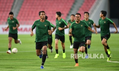 Sejumlah pesepak bola Timnas Indonesia berlatih menjelang laga lanjutan Piala AFF 2018 melawan Thailand, di Stadion Nasional Rajamangala, Bangkok, Thailand, Jumat (16/11/2018).