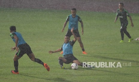 Sejumlah pesepak bola Timnas Indonesia berlatih menjelang laga lanjutan Piala AFF 2018 melawan Filipina di Stadion Madya, Jakarta, Jumat (23/11/2018). 