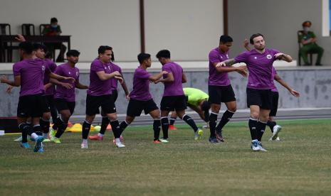 Sejumlah pesepak bola timnas U-23 Indonesia melakukan pemanasan saat latihan jelang laga melawan Timor Leste di Stadion Distrik Tam Nong, Phu Tho, Vietnam, Jumat (9/5/2022). Jelang laga kedua Grup A SEA Games 2021 yang akan berlangsung pada Selasa (10/5/2022) itu, timnas Indonesia masih menghadapi kendala lapangan latihan yang buruk, salah satunya karena ukurannya yang tidak sesuai standar FIFA.