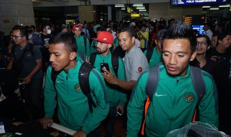 Sejumlah pesepak bola Timnas Indonesia tiba di Terminal 2D Bandara Soekarno-Hatta, Tangerang, Banten, Kamis (8/12) malam. 