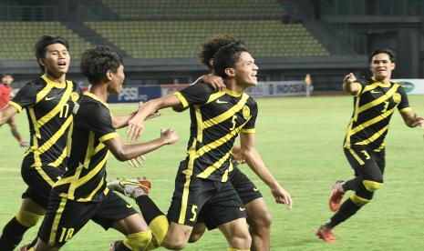 Sejumlah pesepak bola Timnas Malaysia U-19 melakukan selebrasi usai Muhammad Faiz (tengah) melakukan mencetak gol ke gawang Timnas Laos U-19 pada laga final Piala AFF U19 2022 di Stadion Patriot Chandrabhaga, Bekasi, Jawa Barat, Jumat (15/7/2022). Skor sementara 1-0 untuk Malaysia. 