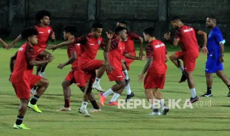 Sejumlah pesepak bola Timnas Timor Leste berlatihan di Lapangan Gelora Trisakti, Badung, Bali, Rabu (26/1/2022). Laga persahabatan antara Timnas Timor Leste dengan Timnas Indonesia akan berlangsung di Stadion Kapten I Wayan Dipta, Gianyar, Bali pada Kamis (27/1/2022) besok.