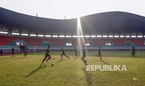 Sejumlah pesepak bola timnas U-19 Indonesia berlatih di Stadion Pakansari, Cibinong, Bogor, Jawa Barat, Senin (30/9/2019).