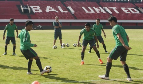 Sejumlah pesepak bola Timnas U-23 berlatih memainkan bola saat kegiatan pemusatan latihan (TC) perdananya di Stadion Dipta, Gianyar, Bali, Selasa (24/7).