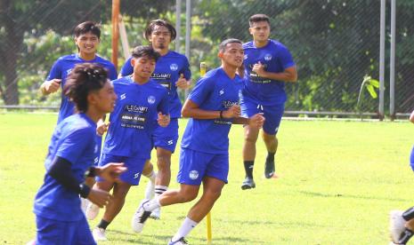 Sejumlah pesepakbola Arema FC melakukan pemanasan saat latihan (ilustrasi)