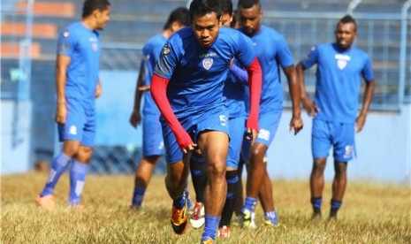  Sejumlah pesepakbola Arema Indonesia Cronous melakukan latihan. 