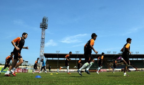 Sejumlah pesepakbola Bintang Medan melakukan pemanasan saat ujicoba lapangan di Stadion Mattoanging Gelora Andi Mattalatta Makassar, Kamis (26/5). Bintang Medan akan bertanding dengan tuan rumah, PSM Makassar, dalam lanjutan Liga Super Indonesia (LPI) 2011