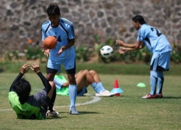 Sejumlah pesepakbola Deltras Sidoarjo melakukan latihan ketahanan fisik pada pemusatan latihan di lapangan Agrokusuma, Batu, Jawa Timur.