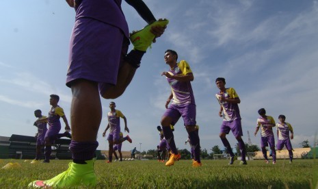 Sejumlah pesepakbola Persiba Balikpapan melakukan pemanasan di Stadion A. Yani, Sumenep, Jatim, Jumat (19/2).