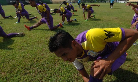 Sejumlah pesepakbola Persiba Balikpapan melakukan pemanasan di Stadion A. Yani, Sumenep, Jatim, Jumat (19/2).