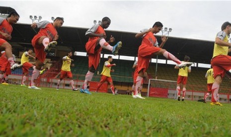 Sejumlah pesepakbola Persiba Bantul melakukan pemanasan saat ujicoba lapangan jelang laga Indonesia Premier League (IPL) musim lalu. 