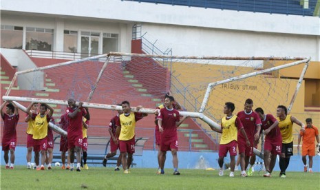 Sejumlah pesepakbola Persibo Bojonegoro menggotong gawang saat berlatih di Stadion Gajayana, Malang, Jawa Timur. 